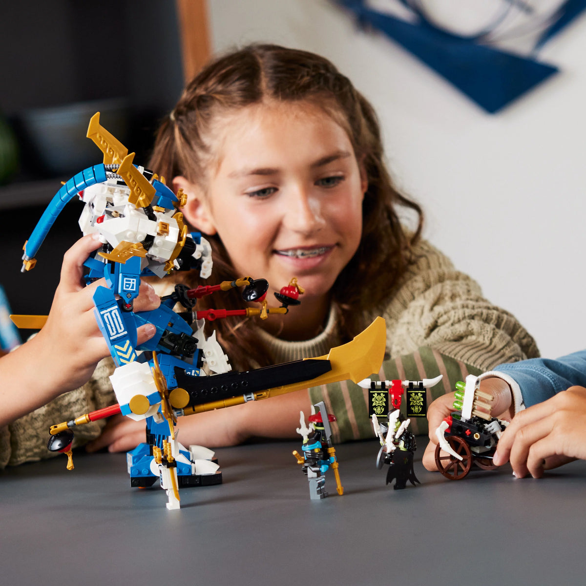 Buildable Action Figure with 5 Minifigures U1737